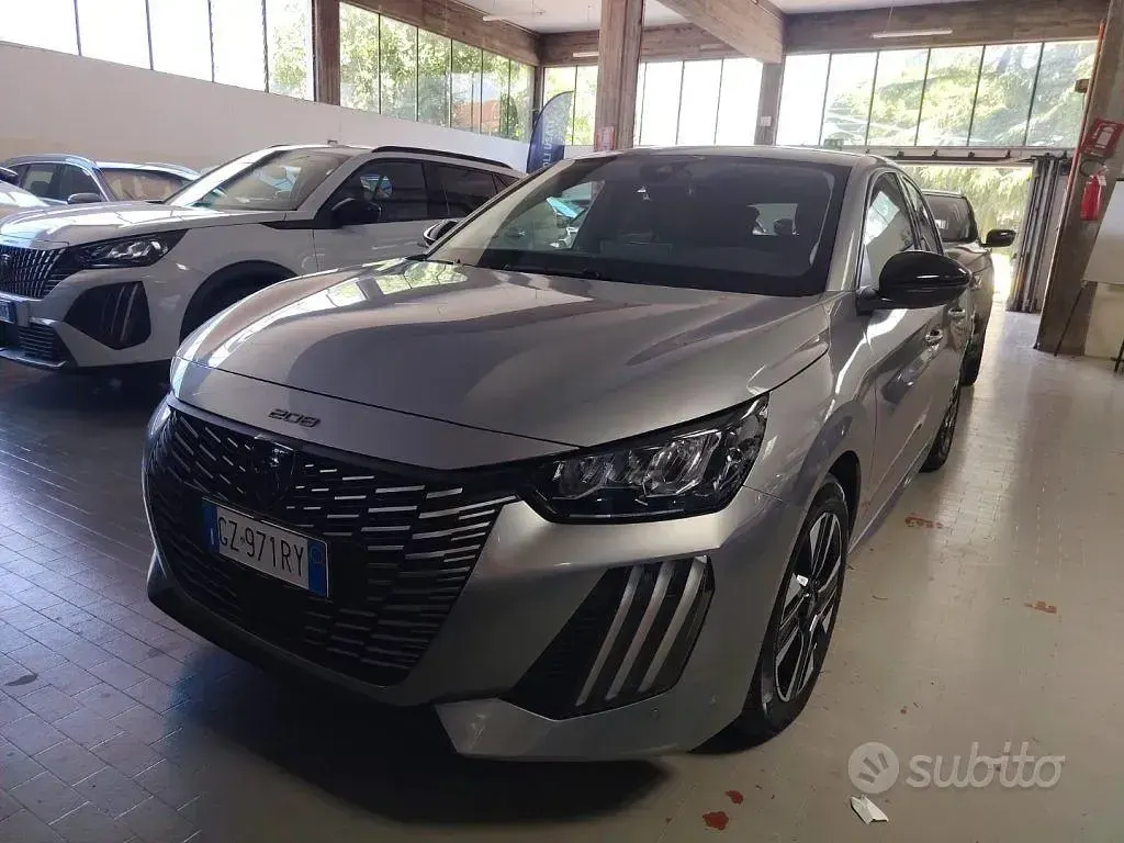 Usata Peugeot 208 Allure 101 CV (74 kW) 2025 Grigio Utilitaria