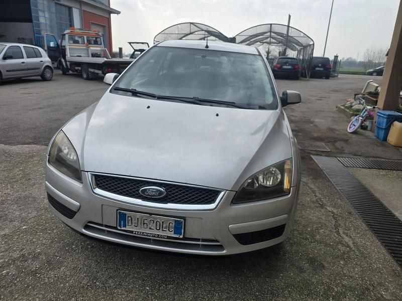 Begagnad Ford Focus S 116 HK (85 kW) 2006 Grå Kombi