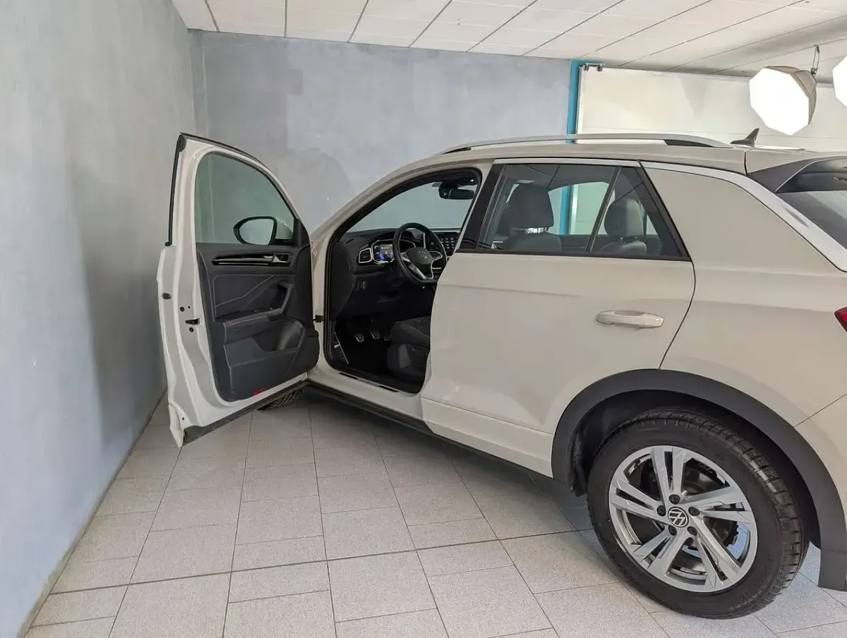 Usata VW T-Roc R-line 110 CV (80 kW) 2024 Grigio ascot SUV