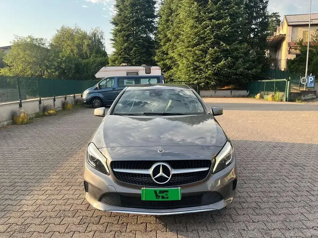 Usata Mercedes A180 109 CV (80 kW) 2017 Grigio Utilitaria