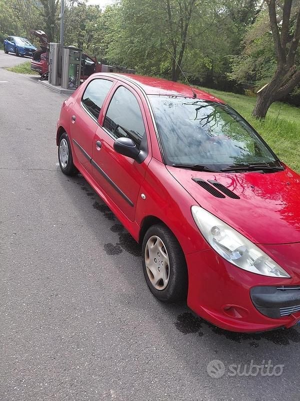 Begagnad Peugeot 207 88 HK (64 kW) 2009 Röd Sedan