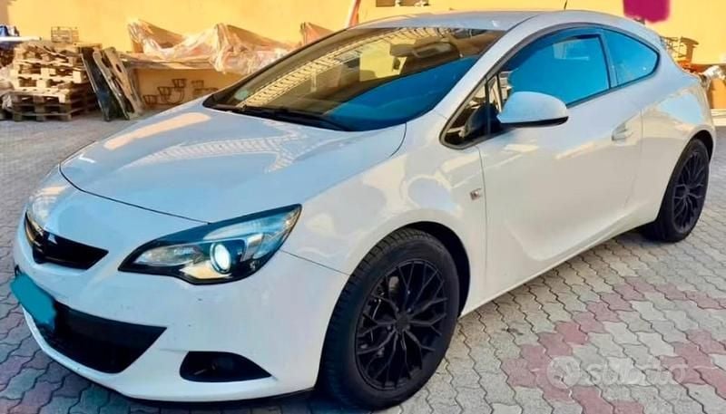 Usata Opel Astra GTC 120 CV (88 kW) 2012 Bianco Coupé