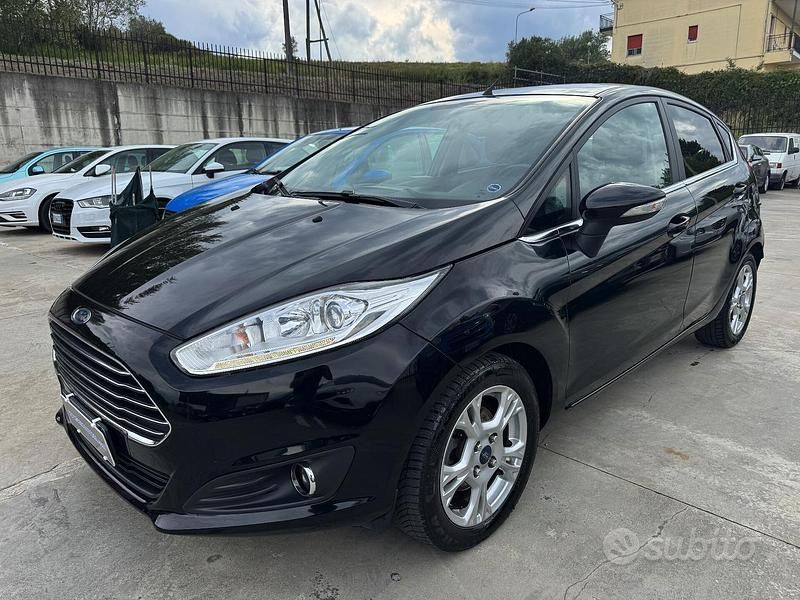Nero Usata 2017 Ford Fiesta Due volumi | 7900 € (Buon prezzo) - Immagine 1/4