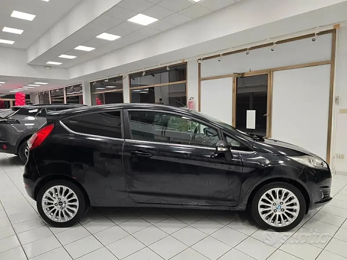 Second-hand Ford Fiesta Titanium 75 CP (55 kW) 2013 Negru Berlinǎ