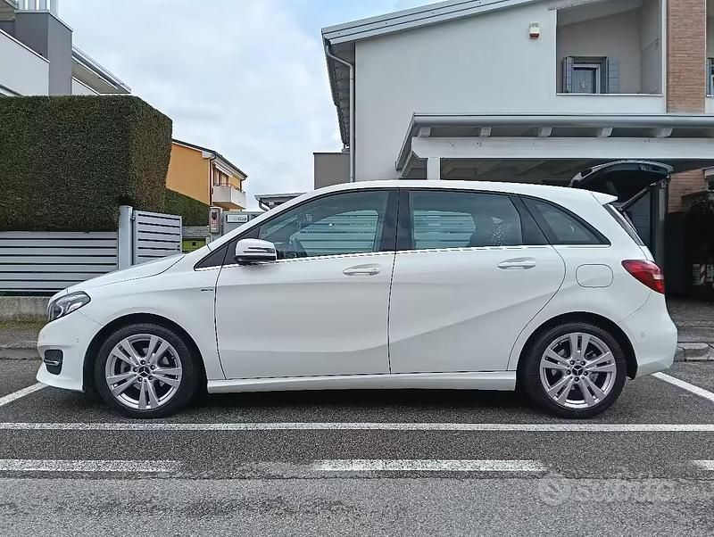 Usata Mercedes B180 AMG 109 CV (80 kW) 2018 Bianco Utilitaria