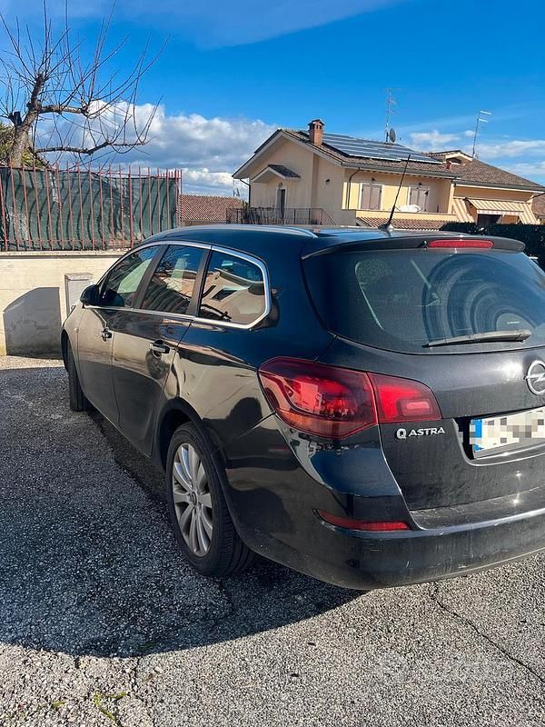 Usata Opel Astra 110 CV (80 kW) 2011 Nero Station wagon
