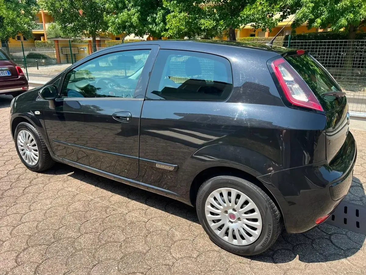 Usata Fiat Grande Punto 75 CV (55 kW) 2010 Nero Utilitaria