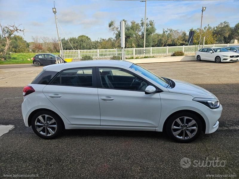 Usata Hyundai i20 Comfort 84 CV (61 kW) 2015 Bianco Berlina