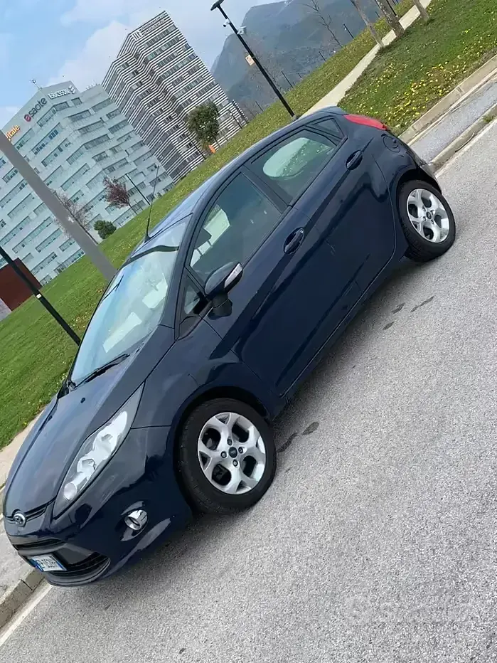 Usata Ford Fiesta 70 CV (51 kW) 2012 Berlina