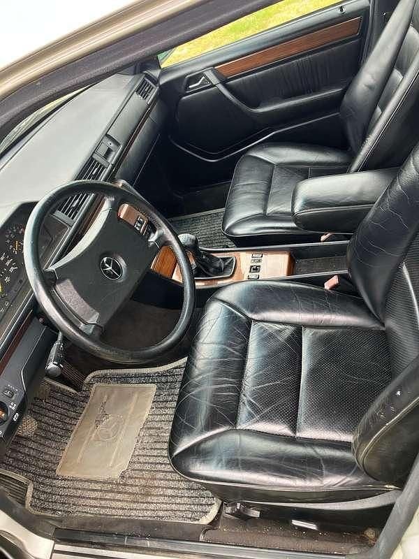 Usata Mercedes 200 120 CV (88 kW) 1990 Argento Station wagon