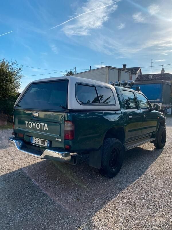 Usata Toyota HiLux SR5 90 CV (66 kW) 2001 Verde Pick-up