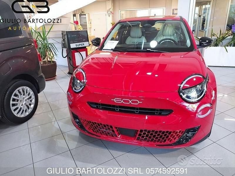 Nuova Fiat 600 Icon 110 CV (80 kW) 2025 Rosso SUV