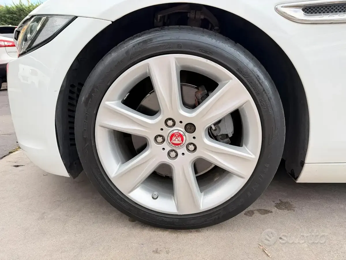 Usata Jaguar XE 179 CV (131 kW) 2018 Bianco Berlina