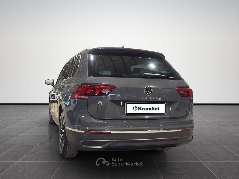 Usata VW Tiguan Life 131 CV (96 kW) 2021 Gray SUV