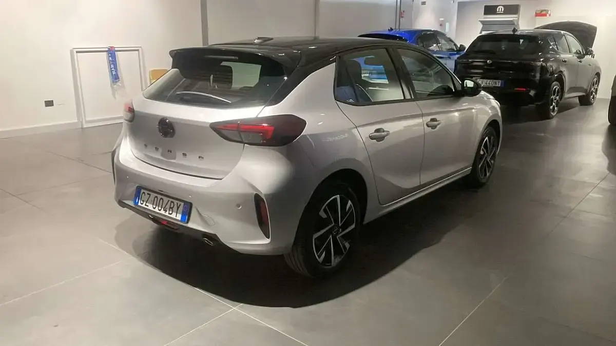 Usata Opel Corsa 101 CV (74 kW) 2025 Argento Utilitaria