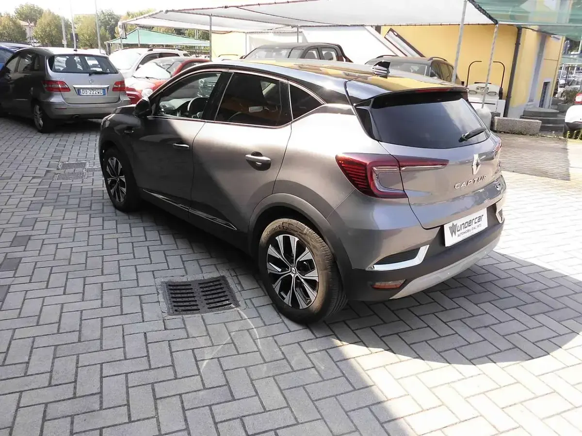 Usata Renault Captur Techno 94 CV (69 kW) 2024 Grigio SUV