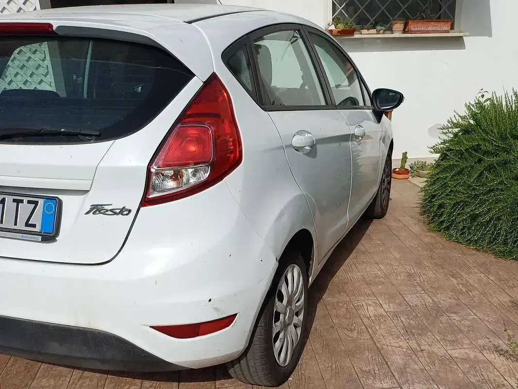 Usata Ford Fiesta 80 CV (58 kW) 2013 Bianco Berlina