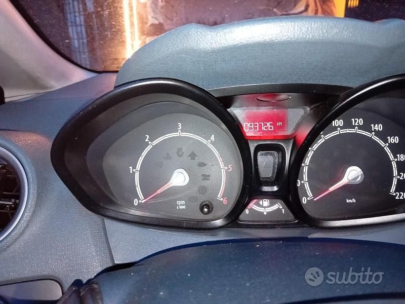 Usata Ford Fiesta 95 CV (69 kW) 2010 Grigio Utilitaria