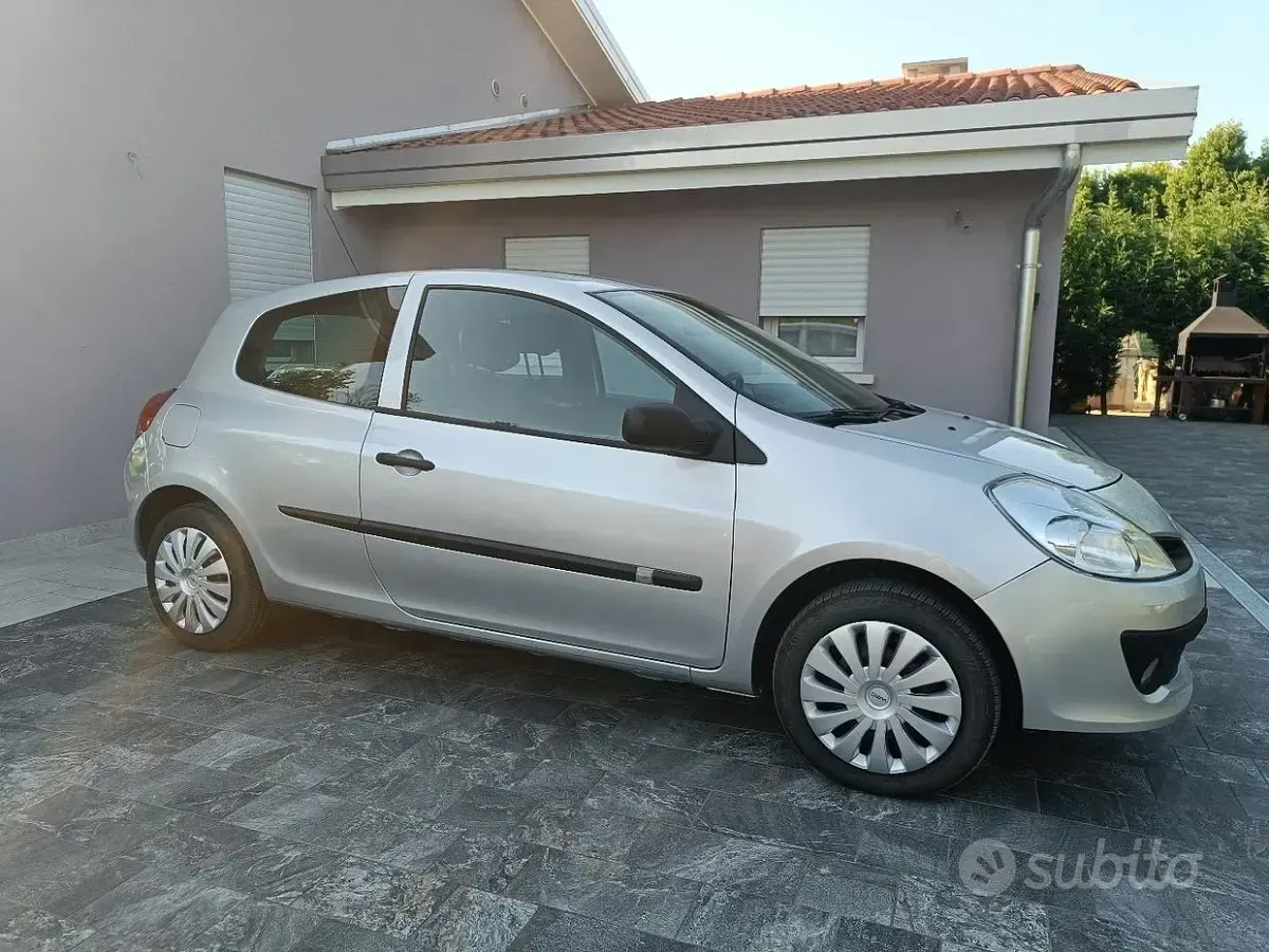 Usata Renault Clio III 75 CV (55 kW) 2006 Grigio Berlina