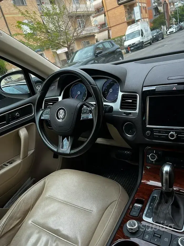 Usata VW Touareg 240 CV (176 kW) 2011 Grigio SUV