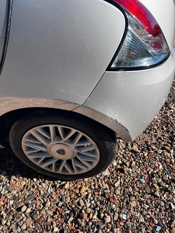 Usata Lancia Ypsilon 69 CV (50 kW) 2015 Grigio Utilitaria