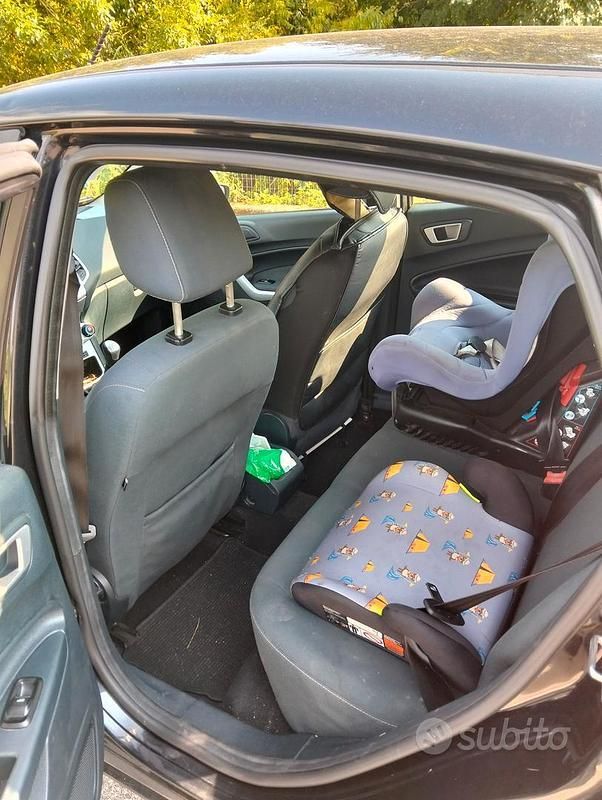 Usata Ford Fiesta 49 CV (36 kW) 2012 Nero Utilitaria