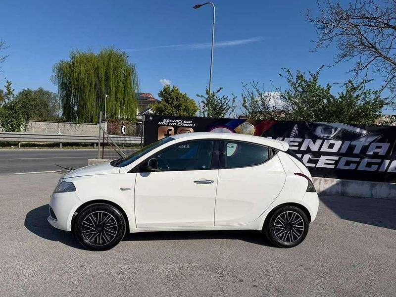 Usata Lancia Ypsilon Platinum 69 CV (50 kW) 2018 Beige Utilitaria