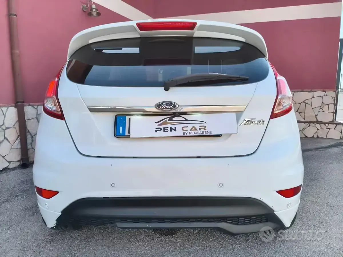 Usata Ford Fiesta ST-Line 95 CV (69 kW) 2016 Bianco Utilitaria