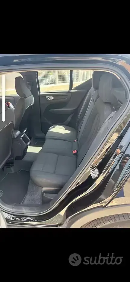 Usata Volvo XC40 Momentum 163 CV (119 kW) 2021 Nero SUV