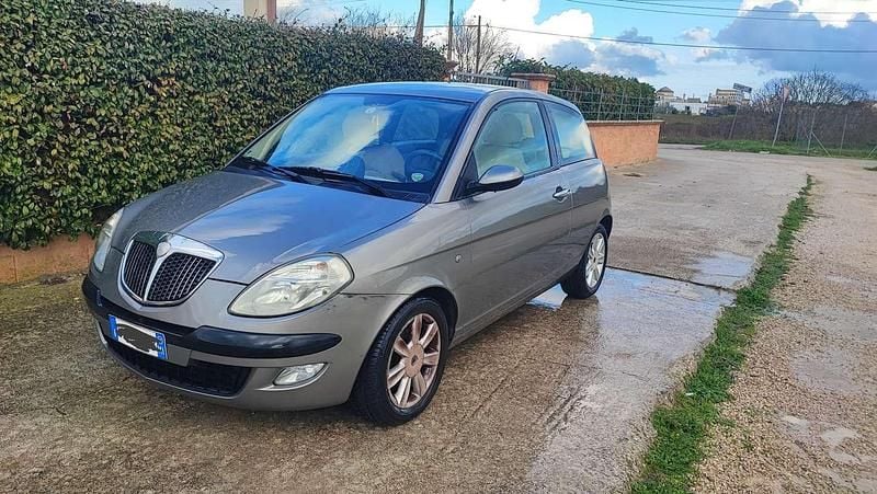 Usata Lancia Ypsilon 95 CV (69 kW) 2004 Argento Utilitaria