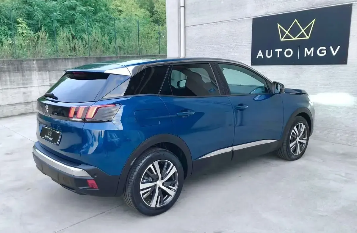 Käytetty Peugeot 3008 Allure 131 HP (96 kW) 2023 Sininen Katumaasturi