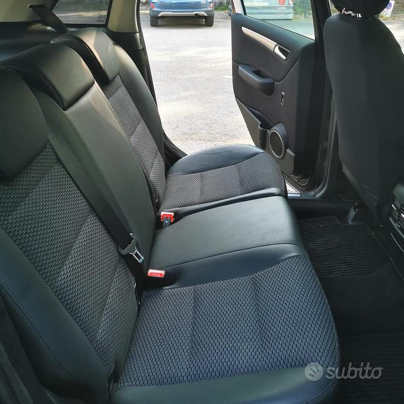 Usata Mercedes B180 109 CV (80 kW) 2011 Nero Monovolume