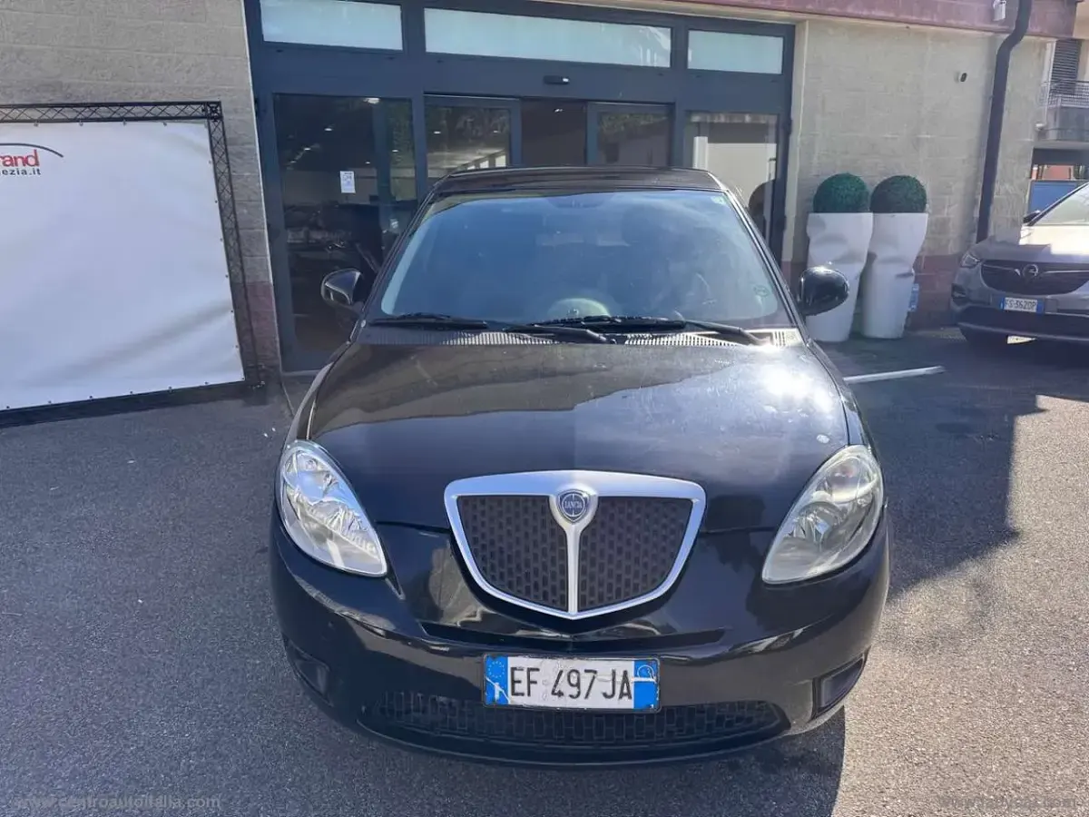 Usata Lancia Ypsilon 60 CV (44 kW) 2010 Nero Utilitaria