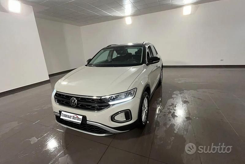 Usata VW T-Roc Life 149 CV (109 kW) 2022 Beige SUV