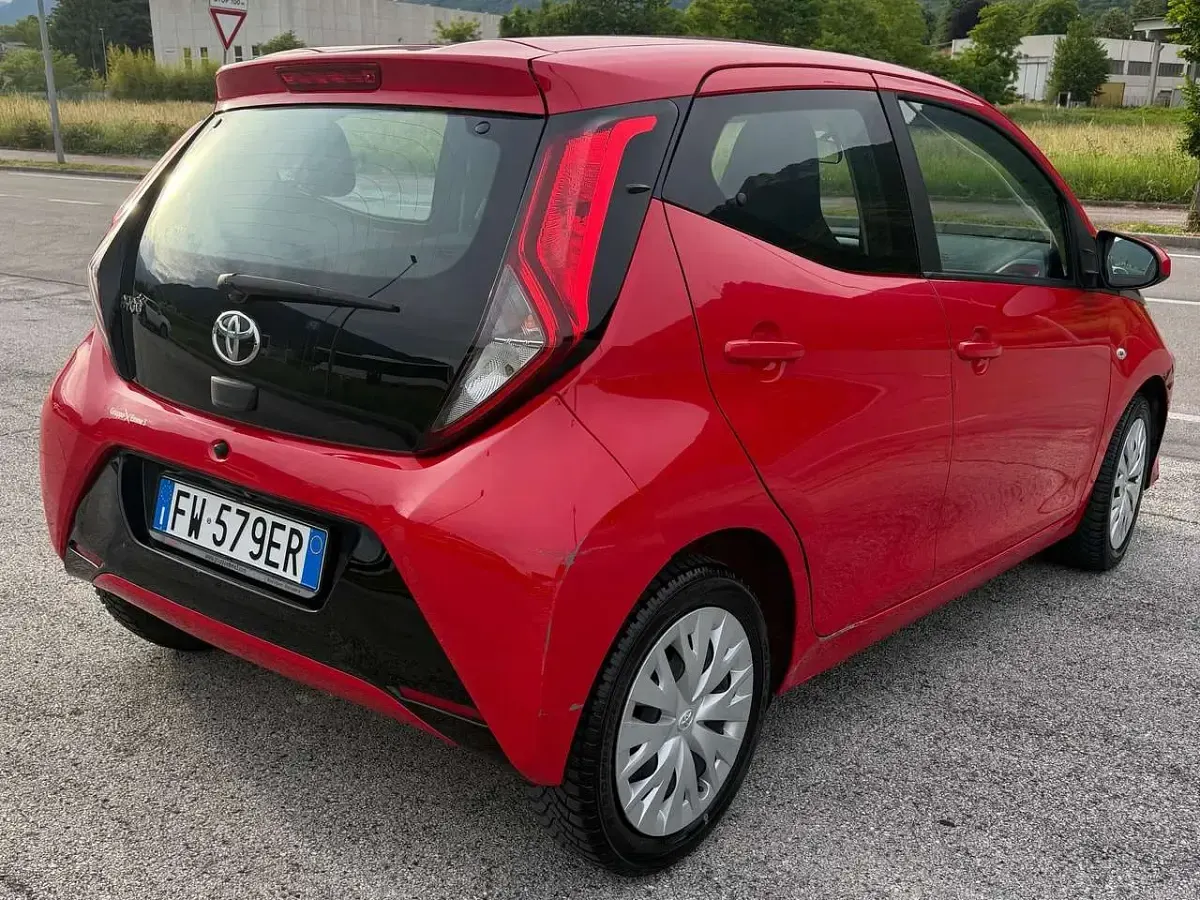 Usata Toyota Aygo X-clusiv 72 CV (52 kW) 2019 Rosso Utilitaria