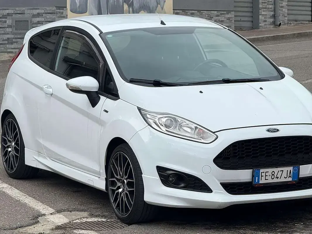 Usata Ford Fiesta 101 CV (74 kW) 2017 Bianco Utilitaria