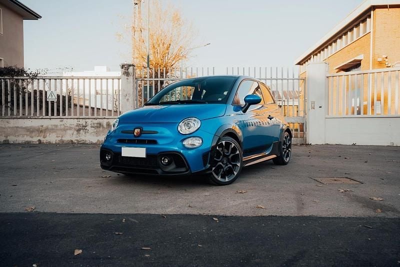 Usata Abarth 695 179 CV (131 kW) 2023 Blu/azzurro Utilitaria