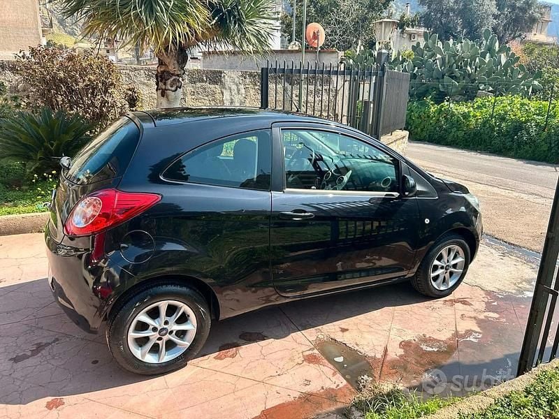 Usata Ford Ka Titanium 69 CV (50 kW) 2015 Nero Berlina