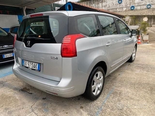 Usata Peugeot 5008 Family 112 CV (82 kW) 2011 Grigio Monovolume