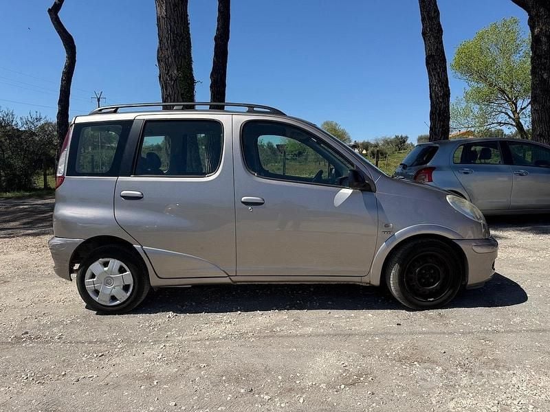 Usata Toyota Yaris Luna 86 CV (63 kW) 2005 Grigio Berlina