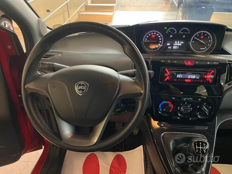 Usata Lancia Ypsilon Silver 69 CV (50 kW) 2017 Rosso Utilitaria