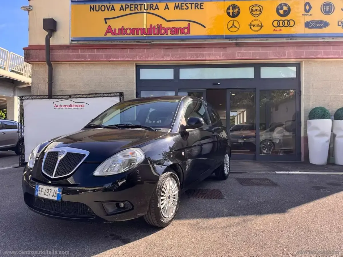 Usata Lancia Ypsilon 60 CV (44 kW) 2010 Nero Utilitaria