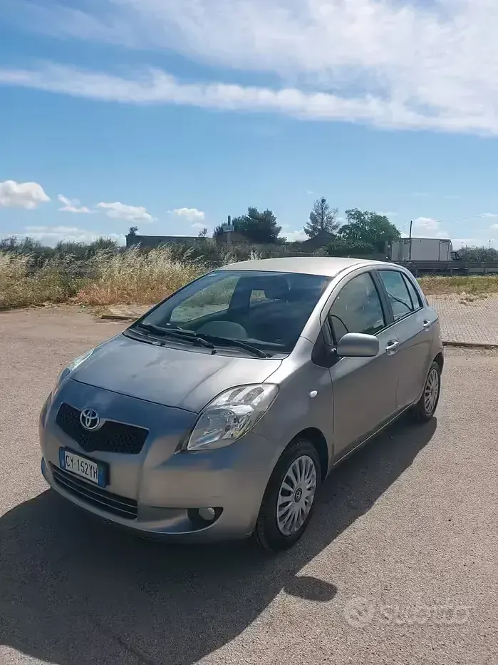 Usata Toyota Yaris Sol 69 CV (50 kW) 2005 Grigio Berlina