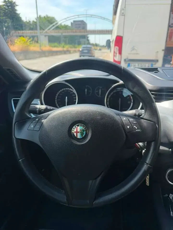 Usata Alfa Romeo Giulietta Distinctive 170 CV (125 kW) 2011 Bianco pastello Utilitaria