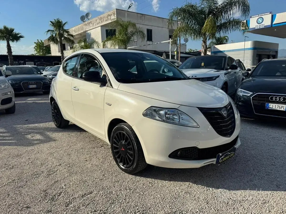 Usata Lancia Ypsilon 69 CV (50 kW) 2015 Bianco Utilitaria