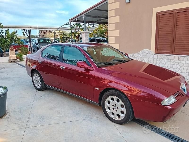 Usata Alfa Romeo 166 Distinctive 136 CV (100 kW) 2000 Rosso Berlina