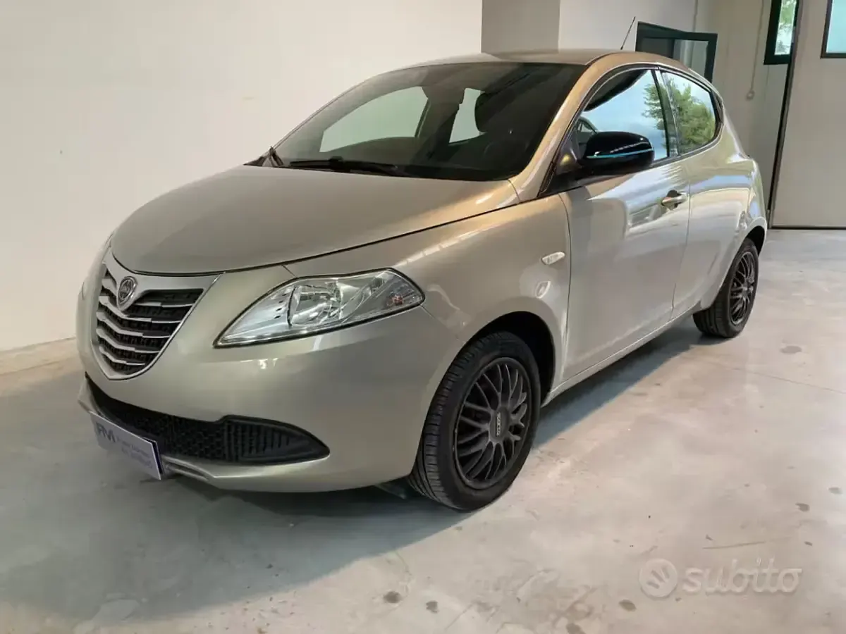 Usata Lancia Ypsilon 69 CV (50 kW) 2014 Grigio Utilitaria