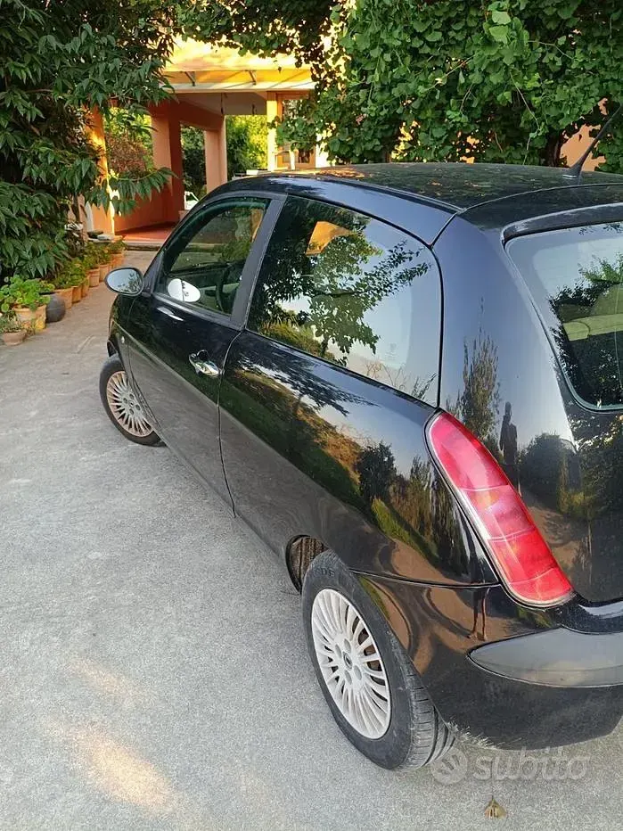 Usata Lancia Ypsilon 80 CV (58 kW) 2004 Nero Utilitaria