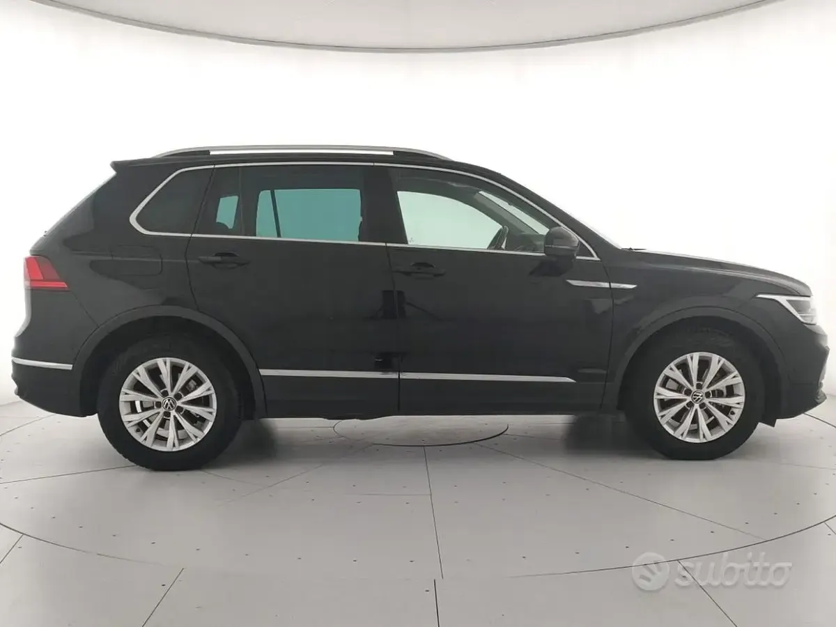 Używany VW Tiguan Life 122 KM (89 kW) 2023 Czarny SUV
