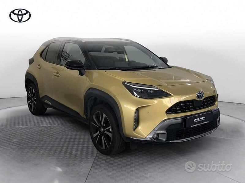 Usata Toyota Yaris Cross 116 CV (85 kW) 2021 Brass gold & black SUV